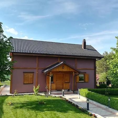 Weekend House Дом отдыха Ливно